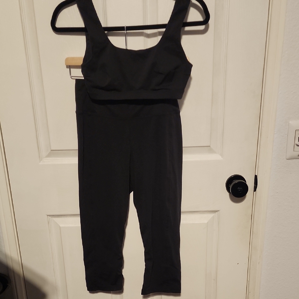 & Other Stories Square Neck Yoga Bra and Mid Length Yoga Tights